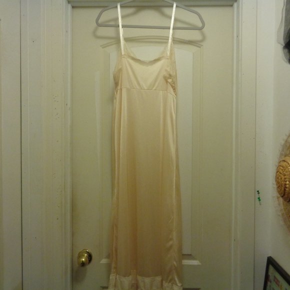 VINTAGE STYLE LONG CREAMY BEIGE NYLONG LACEY SLP OR NIGHTIE 36 - Picture 5 of 6